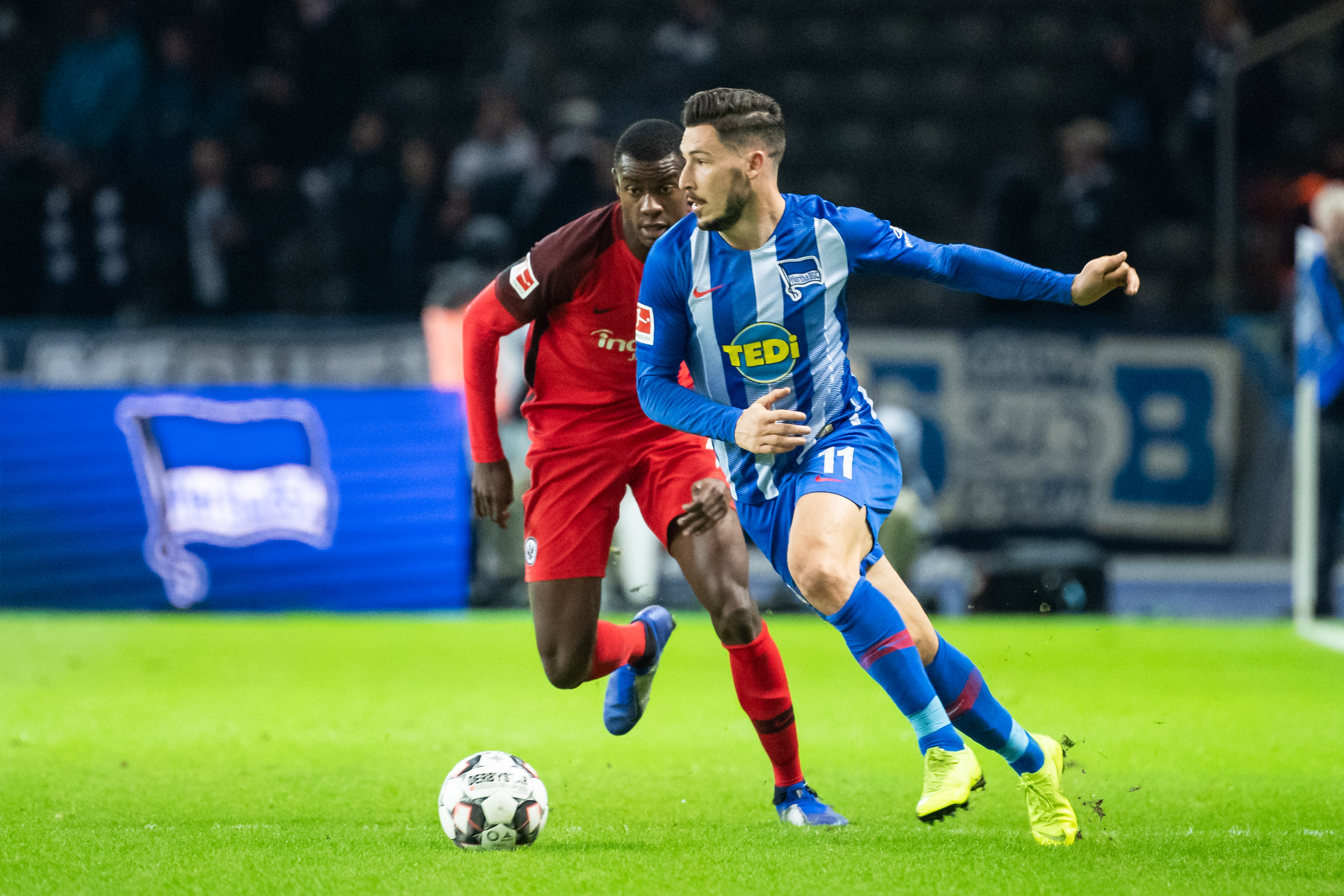 何宇鹏纪念捧杯： 一整季的重量都化为光芒，只为这一次触碰（何宇鹏捧杯时刻：漫长赛季的沉淀化作耀眼一瞬，只为这一刻的触及）