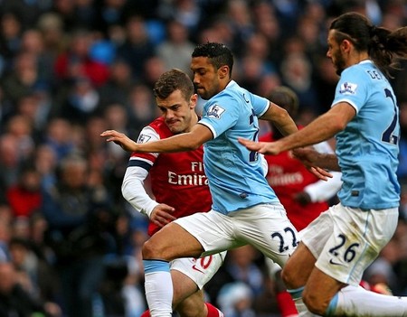 梅西在球场内与印度球迷挥手互动，之后活动因骚乱提前结束（梅西赛场向印度球迷挥手致意，现场骚乱致活动提前收场）