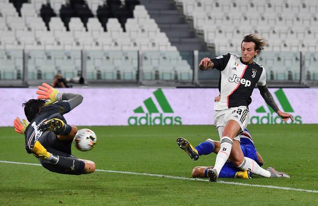 5200万镑+1.2亿空间！利物浦抢卡马文加，皇马卖人悬念炸了？（5200万镑报价+1.2亿预算腾挪！利物浦围猎卡马文加，皇马是否放人成谜？）