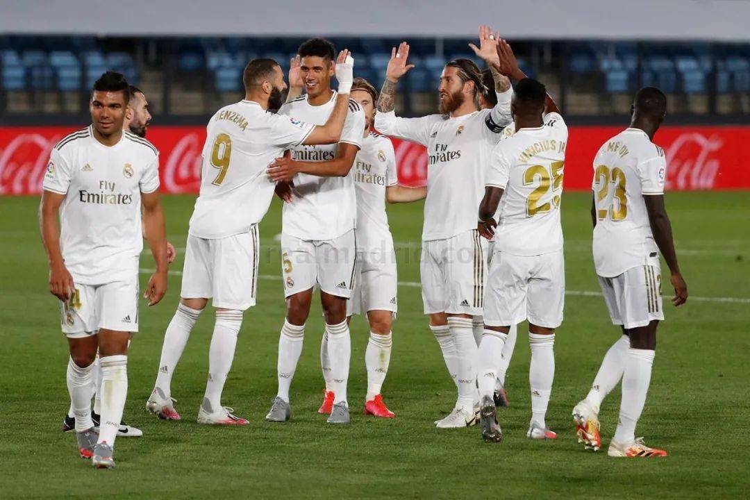 马卡：皇马2025年以零冠黯然收官，是一个充满动荡的体育赛季（马卡：动荡赛季，皇马2025年无冠收场）