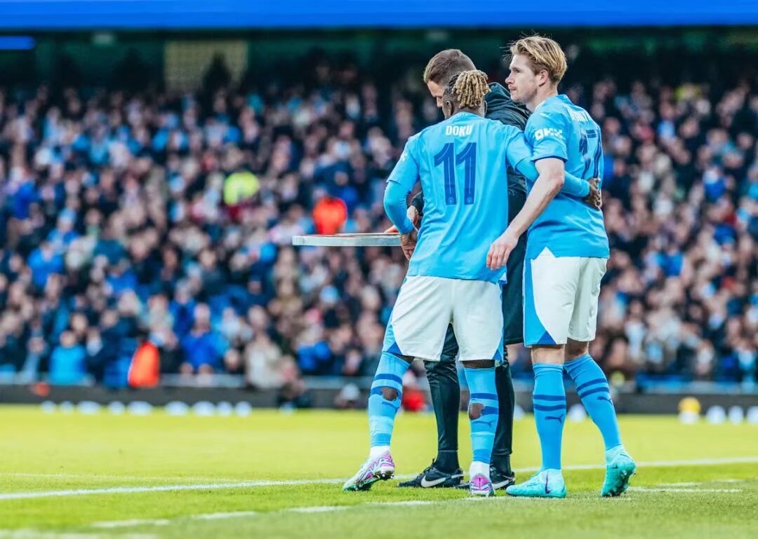 戏剧性拉满，内马尔自八月初后首次破门随后又送出一粒点球（戏剧反转：内马尔八月初后首球入账，随后又送点球）